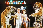 Мстислав и Долорес Запашные во время выступления на арене Московского государственного цирка на проспекте Вернадского, 1982 год
