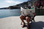 Местный житель читает газету в Неаполе, Италия, 10 марта 2020 года