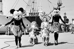 Микки и Минни Маус на открытии первого Диснейленда в Анахайме, 17 июля 1955 года