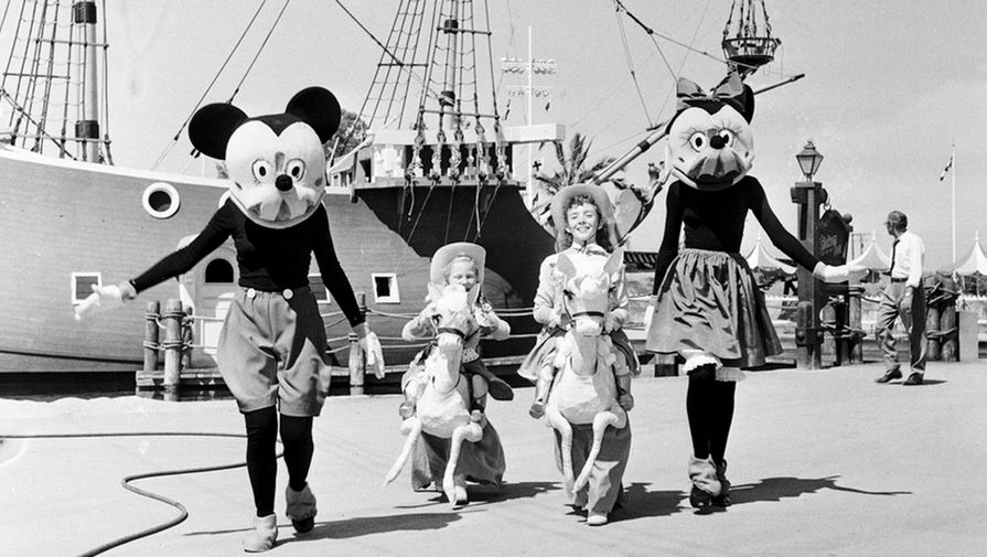Микки и Минни Маус на&nbsp;открытии первого Диснейленда в&nbsp;Анахайме, 17 июля 1955 года