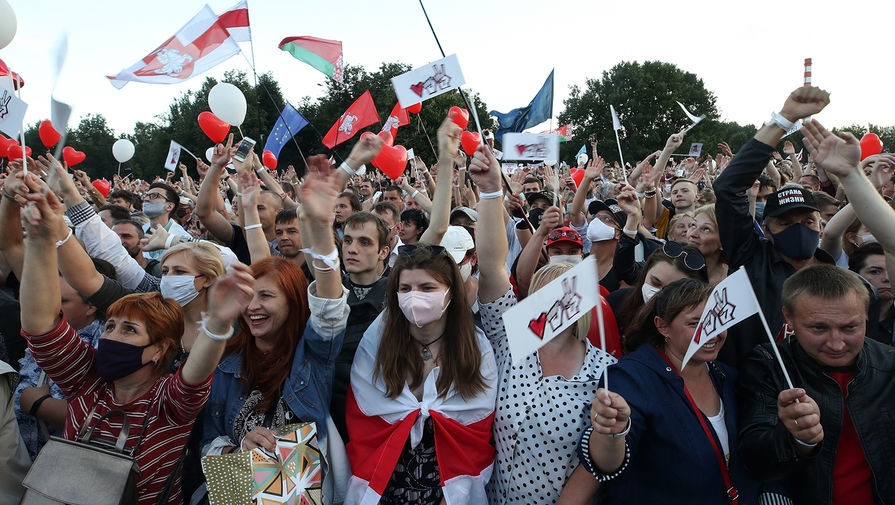 Участники митинга в поддержку кандидата в президенты Белоруссии Светланы Тихановской в Минске, 30 июля 2020 года