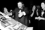 Лучано Паваротти во время празднования своего 45-летия в Нью-Йорке, 1980 год