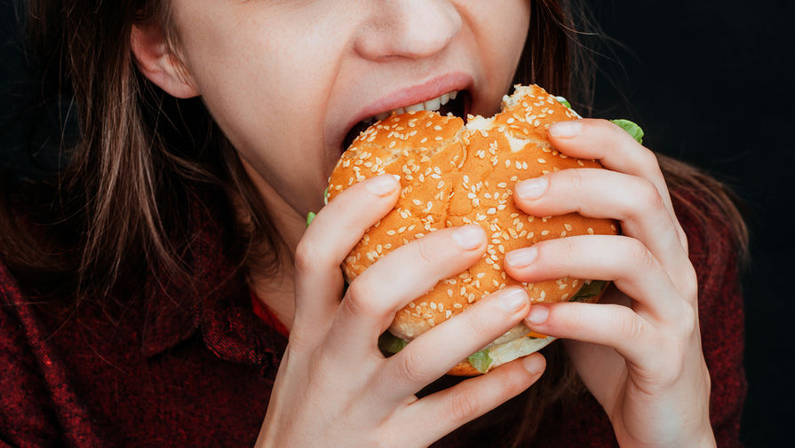 Диетолог объяснила, почему после фастфуда усиливается чувство голода