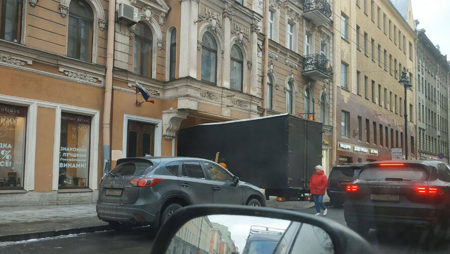В Санкт-Петербурге грузовик застрял в арке жилого дома