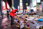 США. Мужчина убирает мусор после встречи нового 2023 года на Таймс-сквер в Нью-Йорке