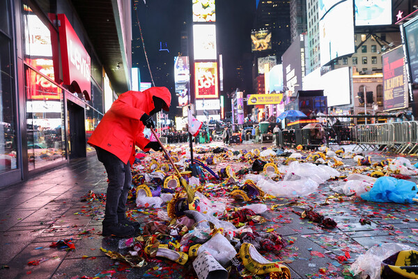 США. Мужчина убирает мусор после встречи нового 2023&nbsp;года на&nbsp;Таймс-сквер в&nbsp;Нью-Йорке