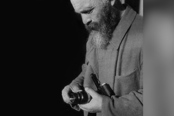 Михаил Пришвин с фотоаппаратом Leica