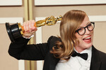 Актриса Сара Полли с Оскаром за фильм «Говорят женщины» (победа в номинации «Лучший адаптированный сценарий»)