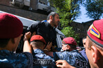 Сотрудники правоохранительных органов задерживают участников протеста в Ереване, Армения, 22 сентября 2023 год