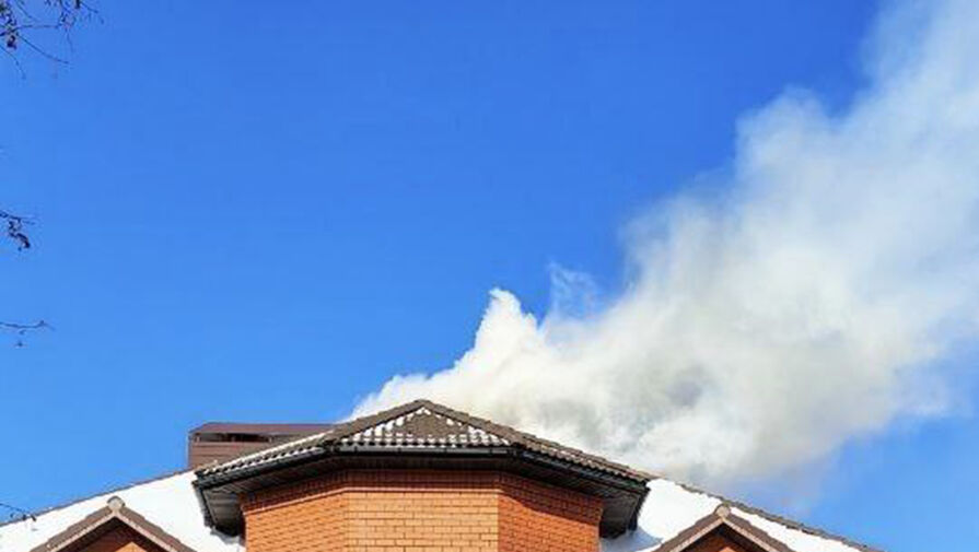 Украинский беспилотник атаковал дом в Белгороде, загорелась крыша