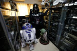 50-летний бизнесмен, одетый в костюм Дарта Вейдера, в своем доме в Токио