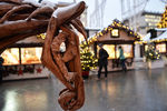 Инсталляция в виде коня из дерева на рождественской ярмарке в рамках фестиваля «Путешествие в Рождество» в Москве