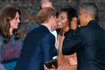 Герцог и герцогиня Кембриджские и принц Гарри встречают президента США Барака Обаму и первую леди Мишель Обаму у Кенсингтонского дворца