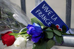 Цветы у посольства Франции в Риме