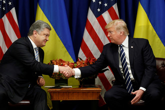 Президент Украины Петр Порошенко и президент США Дональд Трамп во время встречи в рамках Генассамблеи ООН в Нью-Йорке, 21 сентября 2017 года