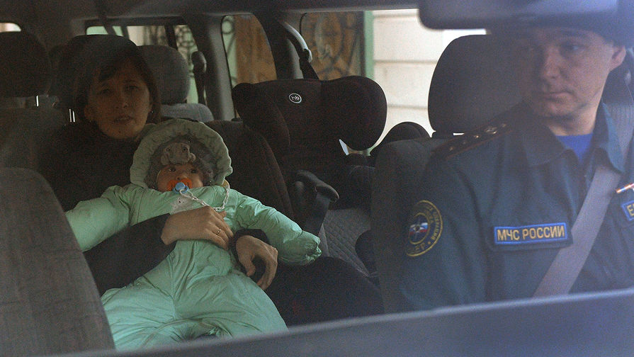 Ваня Фокин с матерью Ольгой в салоне автомобиля после выписки из московского Научно-исследовательского института неотложной детской хирургии и травматологии, февраль 2019 года