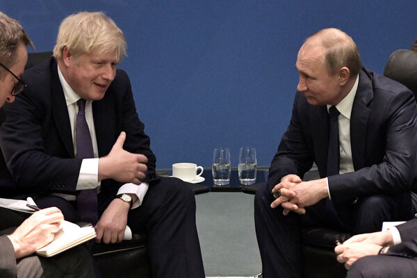 Премьер-министр Великобритании Борис Джонсон и президент России Владимир Путин во время встречи на&nbsp;полях Международной конференции по&nbsp;Ливии в&nbsp;Берлине, 2020&nbsp;год