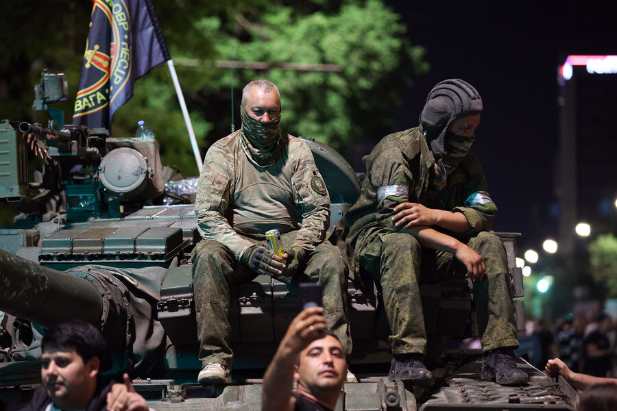Бойцы ЧВК «Вагнер» на улице города, 24 июня 2023 года