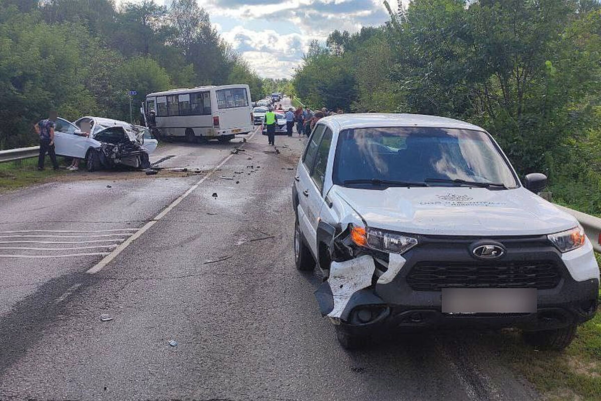 Сразу 10 пассажиров пострадали в ДТП с участием автобуса и трех автомобилей  - Газета.Ru | Новости