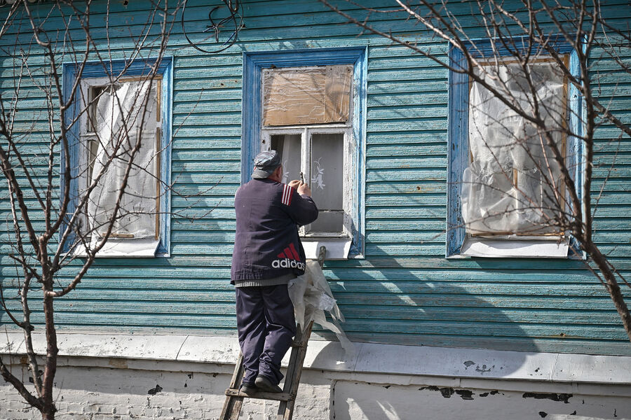 Местный житель заколачивает окна в&nbsp;своем доме в&nbsp;Судже, освобожденной российскими Вооруженными силами от подразделений ВСУ, 15&nbsp;марта 2025&nbsp;года
