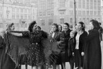 Москвичи на улицах города в День Победы 9 мая 1945 года