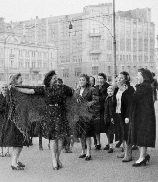 Москвичи на&nbsp;улицах города в&nbsp;День Победы 9&nbsp;мая 1945&nbsp;года
