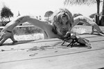 Оззи Осборн в бассейне возле своего дома, 1982 год