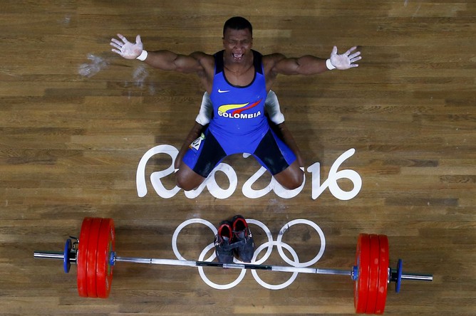 Колумбиец Оскар Албелро Москера Фигероа стал олимпийским чемпионом Рио-2016 в весовой категории до 62 кг. Второе место занял индонезиец Эко Юль Ираван, третьим стал представитель Казахстана Фархад Харки