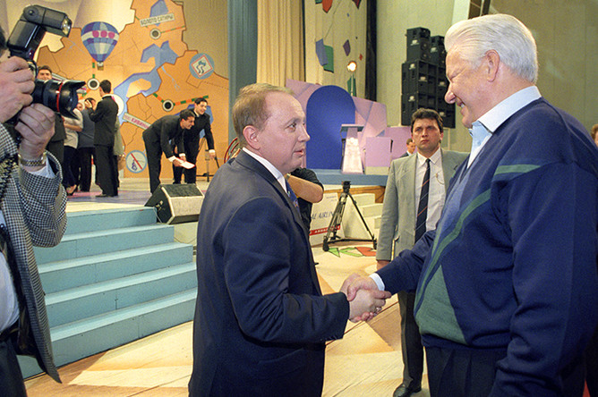 Президент Российской Федерации Борис Ельцин на передаче КВН, в которой принимала участие команда Уральского политехнического института, который окончил президент, 1996 год