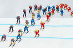 Спортсменки из Швеции, Канады, Австралии и Швейцарии во время полуфинала по лыжному кроссу среди женщин на Олимпиаде в Сочи, 2014 год