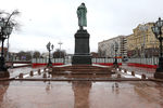 Памятник Александру Пушкину на Пушкинской площади в Москве после начала работ по реставрации, 28 марта 2017 года
