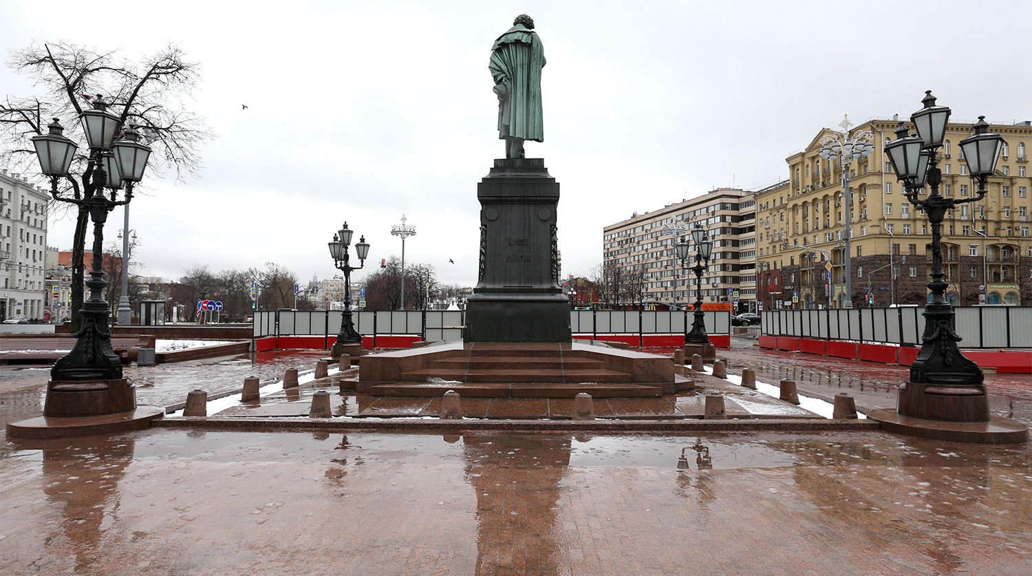 Памятник Александру Пушкину на Пушкинской площади в Москве после начала работ по реставрации, 28 марта 2017 года