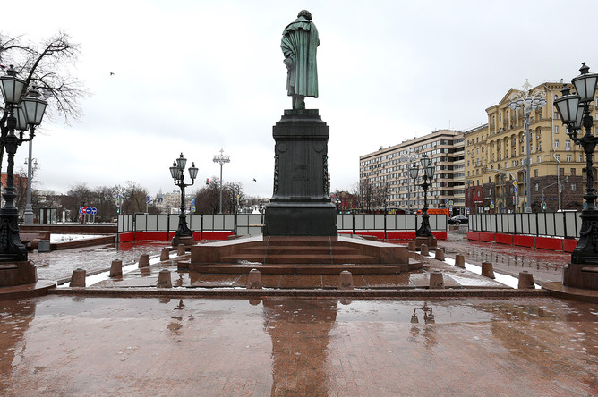 Памятник Александру Пушкину на Пушкинской площади в Москве после начала работ по реставрации, 28 марта 2017 года