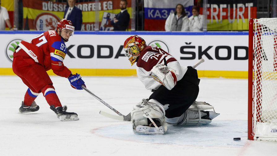 Хоккеист сборной России Никита Гусев атакует ворота Латвии