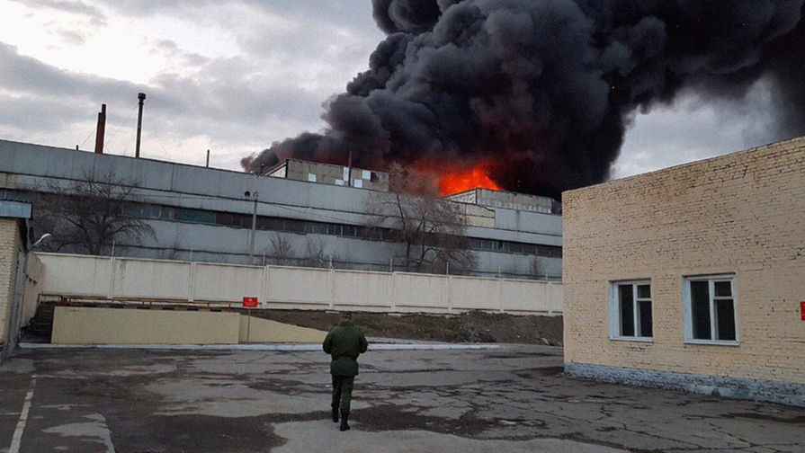 Во время пожара на заводе Красмаш в Красноярске, 26 апреля 2019 года