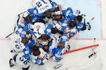 Игроки сборной Финляндии радуются победе в финальном матче чемпионата мира по хоккею между сборными командами Канады и Финляндии, 26 мая 2019 года 