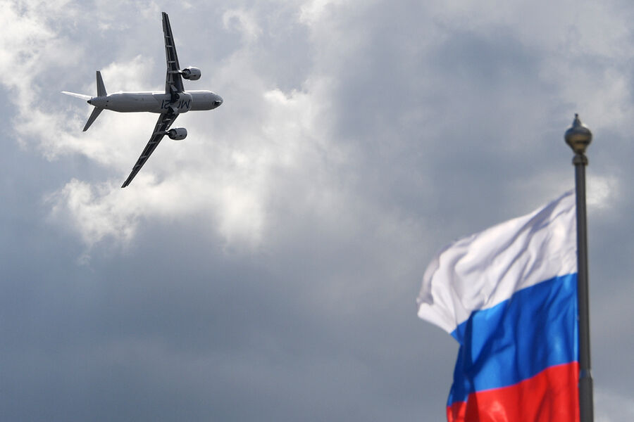 Российский среднемагистральный узкофюзеляжный пассажирский самолет МС-21-300 во время демонстрационный полета на авиасалоне МАКС в подмосковном Жуковском, 27 августа 2019 года