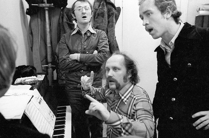 Участники белорусского ансамбля «Песняры» на репетиции, 1976 год
