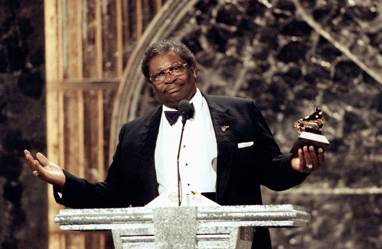 Би Би Кинг во время церемония награждения премии &laquo;Грэмми&raquo; в Нью-Йорке со статуэткой за лучший традиционный блюзовый альбом, 1991 год