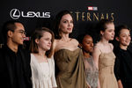 Анджелина Джоли со своими детьми на премьере фильма «Вечные» в Голливуде, 19 октября 2021 года