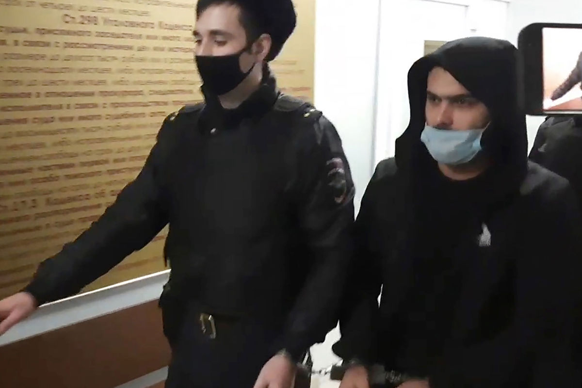 Уроженец Таджикистана Умеджон Жабборов (справа), задержанный по подозрению в разбойном нападении на вдову Александра Градского Марину Коташенко, перед заседанием суда по мере пресечения в Наро-Фоминском суде, 26 января 2022 года