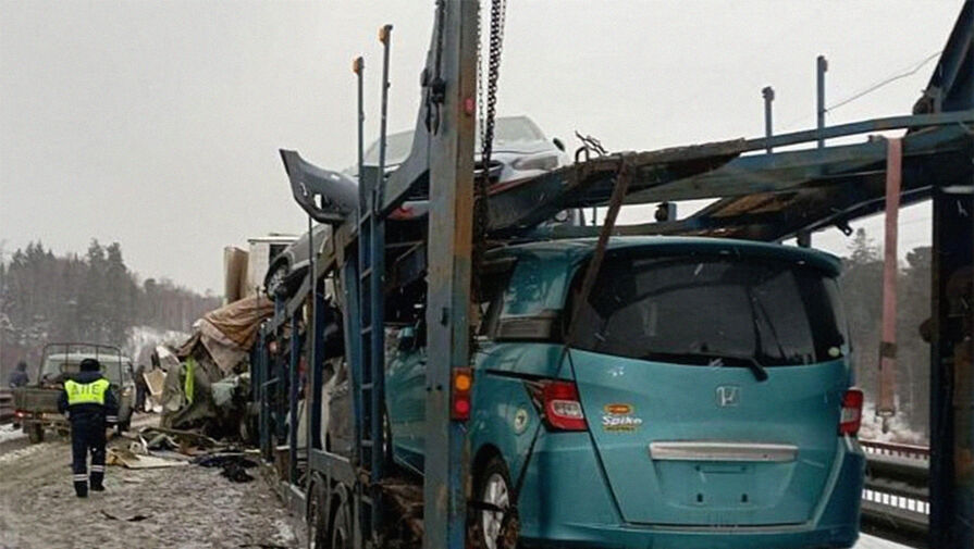Автовоз лоб в лоб столкнулся с фурой в Бурятии