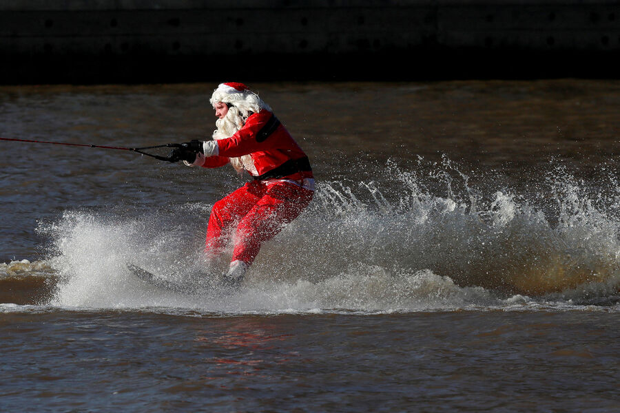 США. Мужчина, переодетый в&nbsp;Санта-Клауса, катается на&nbsp;водных лыжах в&nbsp;Александрии, штате Вирджиния