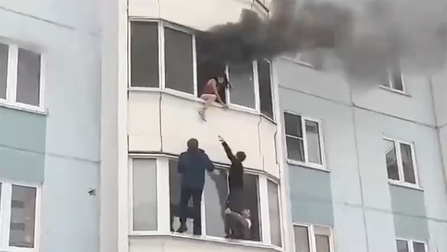 В Ярославле прохожие спасли ребенка и беременную женщину из горящей квартиры