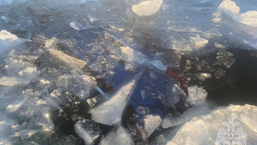 На Байкале под лед провалился автомобиль с россиянами