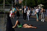 Мужчина отдыхает на набережной в Москве, 2 июля 2024 года