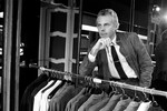 <b>1. Открыл собственный магазин в 41 год</b>
<br><br>
В 1957 году Армани стал продавцом и оформителем витрин в универмаге La Rinascente в Милане. В 1961-м он уже трудился в Доме Nino Cerutti, где на практике обучился профессии дизайнера. Там Армани выработал основу своего стиля — приверженность мягким линиям. После долгих лет работы на Черутти и других модельеров в 1975 году дизайнер вместе со своим партнером Серджио Галеотти запустил марку Giorgio Armani SPA. В октябре того же года модельер показал свою первую мужскую коллекцию сезона «Весна-лето 1976».
