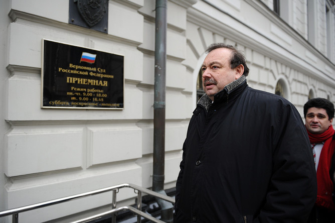 Бывший депутат Госдумы Геннадий Гудков у здания Верховного суда РФ
