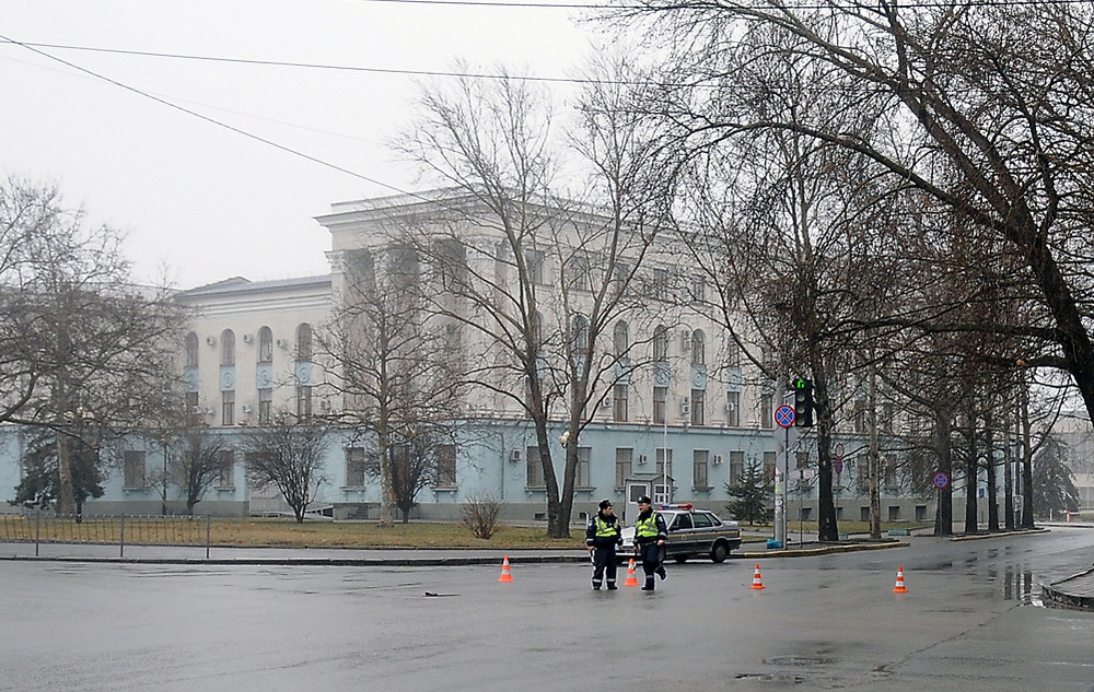 Вид на здание совета министров Автономной республики Крым, которое контролируется представителями самообороны русскоязычного населения Крыма