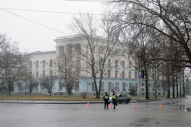 Вид на здание совета министров Автономной республики Крым, которое контролируется представителями самообороны русскоязычного населения Крыма